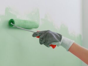 ローラーで壁を塗るDIY塗装作業