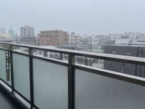雨の日のベランダ