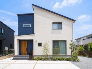 ネイビーのアクセントカラーが映えるホワイト住宅