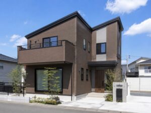 アクセントカラーが入ったブラウン系外壁の住宅