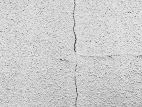 外壁のひび割れは塗装で直せる？原因と補修前に確認したいポイント